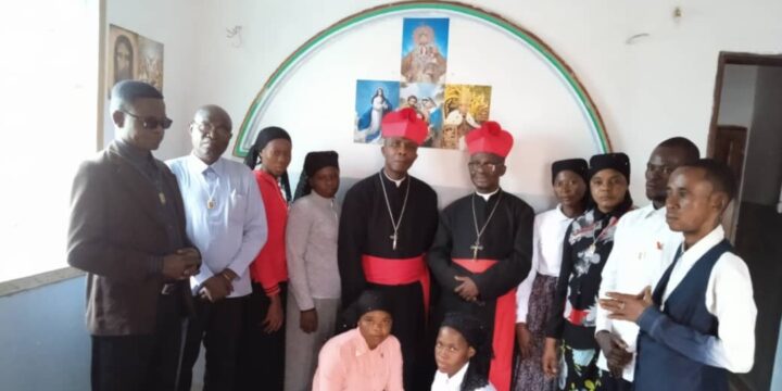 Nuevos fieles entrando en la Iglesia Palmariana en Congo Kinshasa